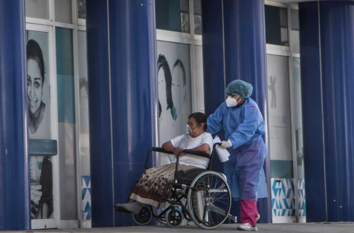 Ingreso de un paciente con covid-19 al Hospital General de Cholula. (Melanie Torres)