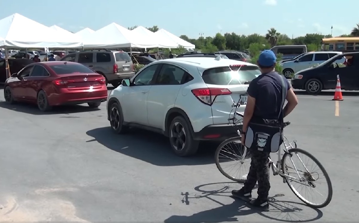 Joven llega en bici a drive thru de vacunación covid en Reynosa. (Carolina Garza)