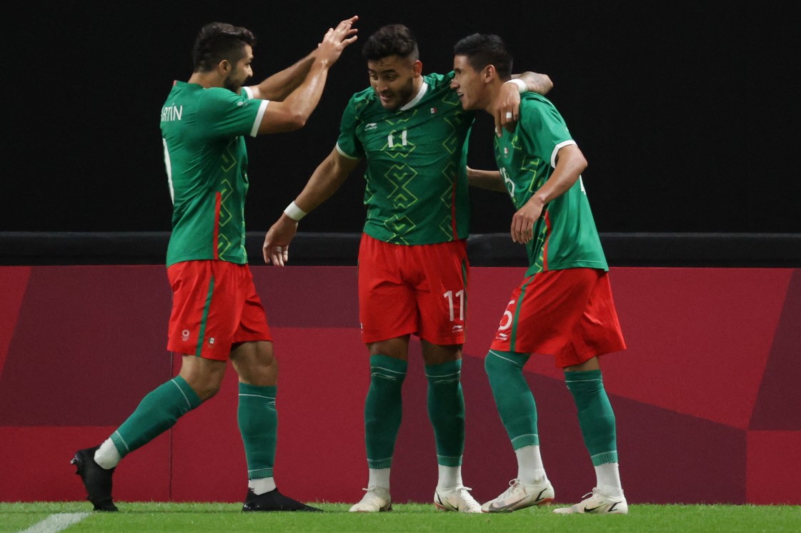 Jugadores de México celebrando gol ante de Sudáfrica en Tokio 2020 (AFP)