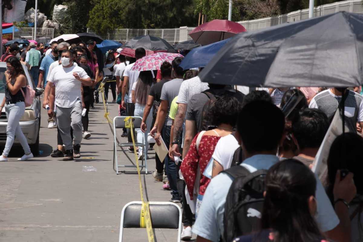 Miles de personas acuden a recibir la vacuna contra el covid-19 en la Prepa 9 de la UNAM. (Jesús Quintanar)