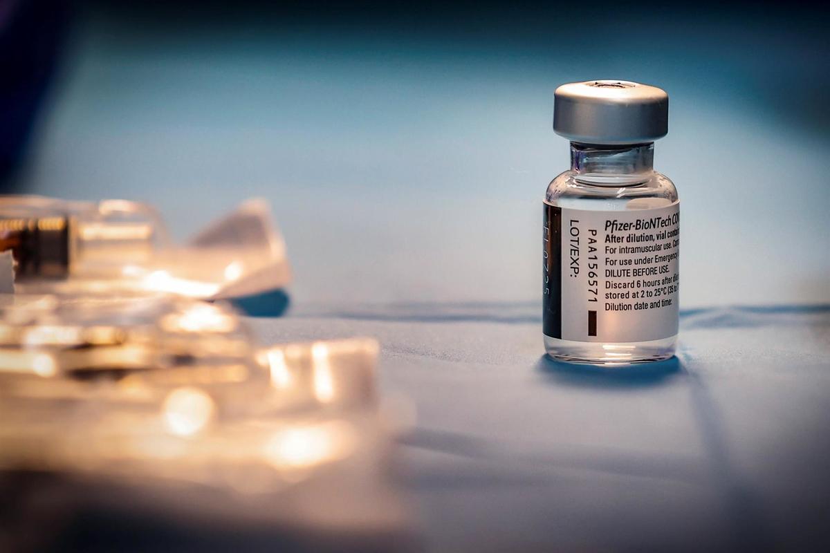 Pfizer dice que tercera dosis puede mejorar protección contra variante Delta. | EFE