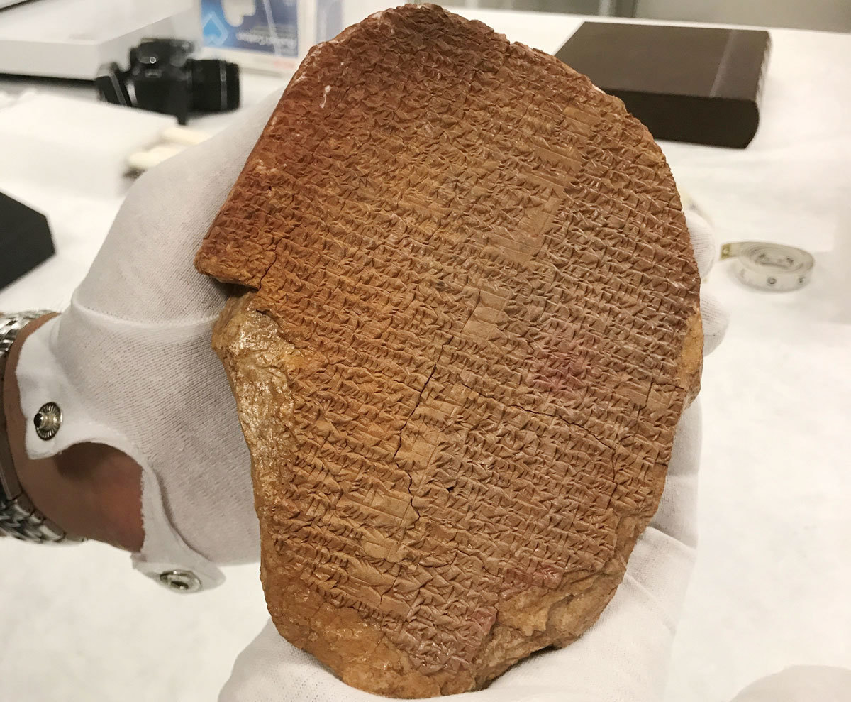 La tableta de arcilla data de más de 3 mil 500 años y contiene fragmentos de la "Epopeya de Gilgamesh". | Foto: redes sociales