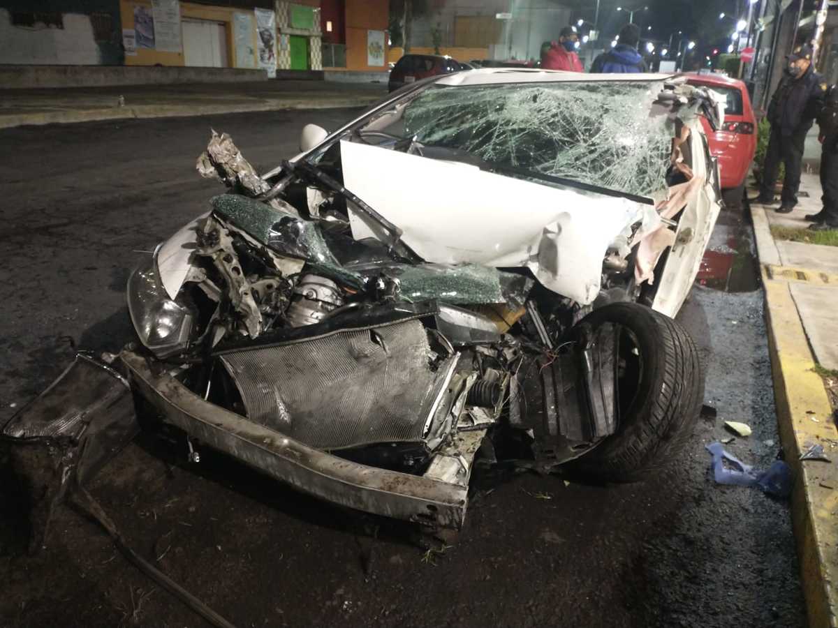 Choque entre auto particular y tráiler, deja una persona lesionada (Carlos Tejeda)