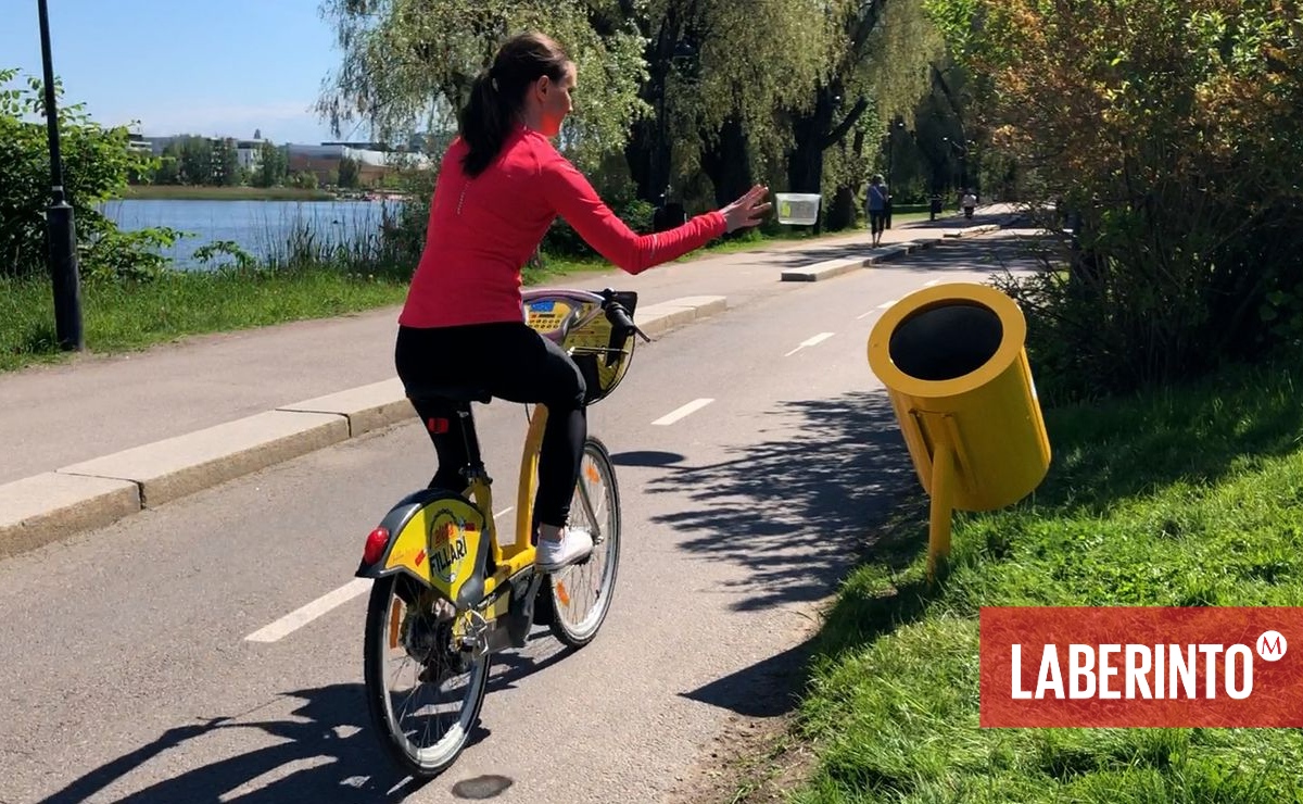 Ciclista finlandesa lanza basura a un bote amarillo recientemente colocado.  (Foto: mtvuutiset.fi)