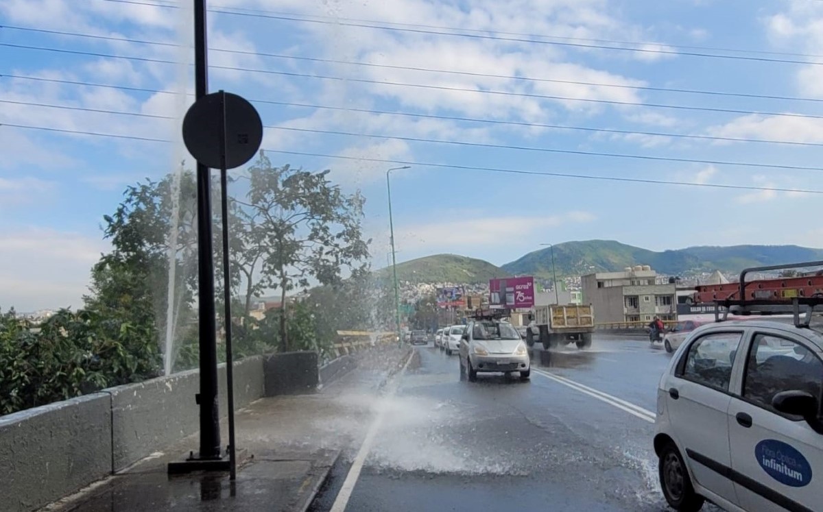 La fuga de agua se originó en la red principal que abastece a la GAM. | Ramón Ramírez