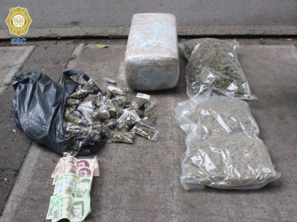 Los oficiales los sorprendieron guardando bolsas con mariguana. (Especial)