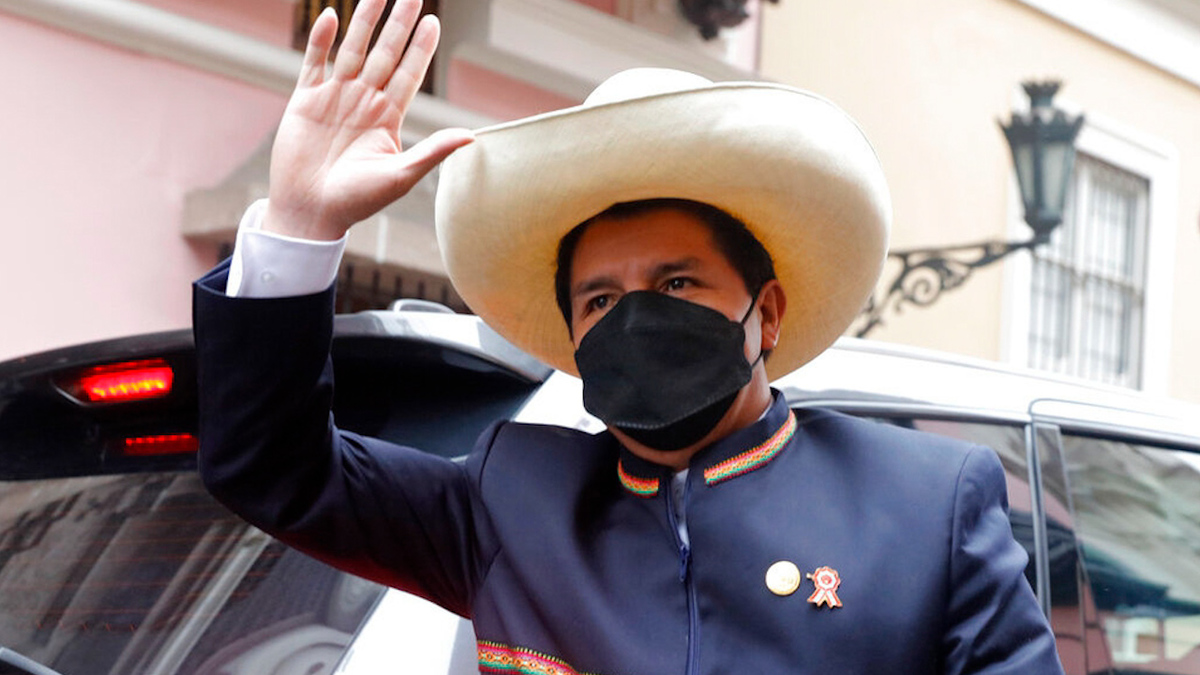 Pedro Castillo asume oficialmente como presidente de Perú