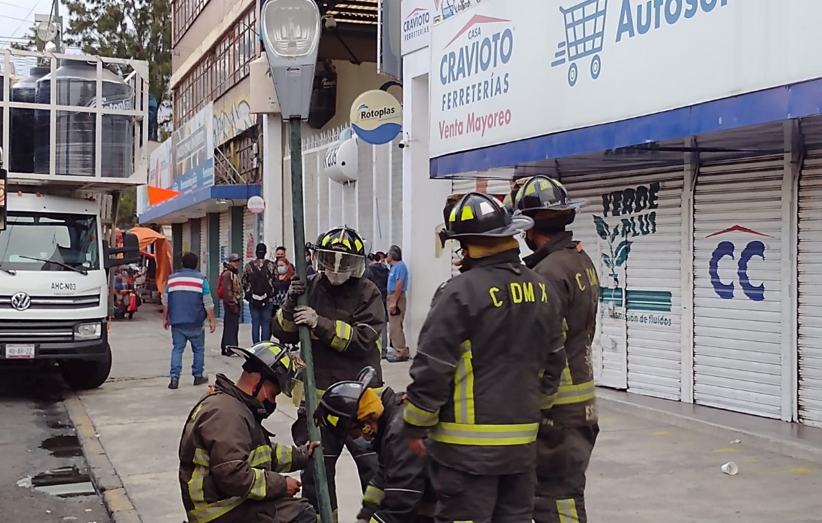 El poste se cayó en calles de la colonia Doctores, en la alcaldía Cuauhtémoc. | César Velázquez