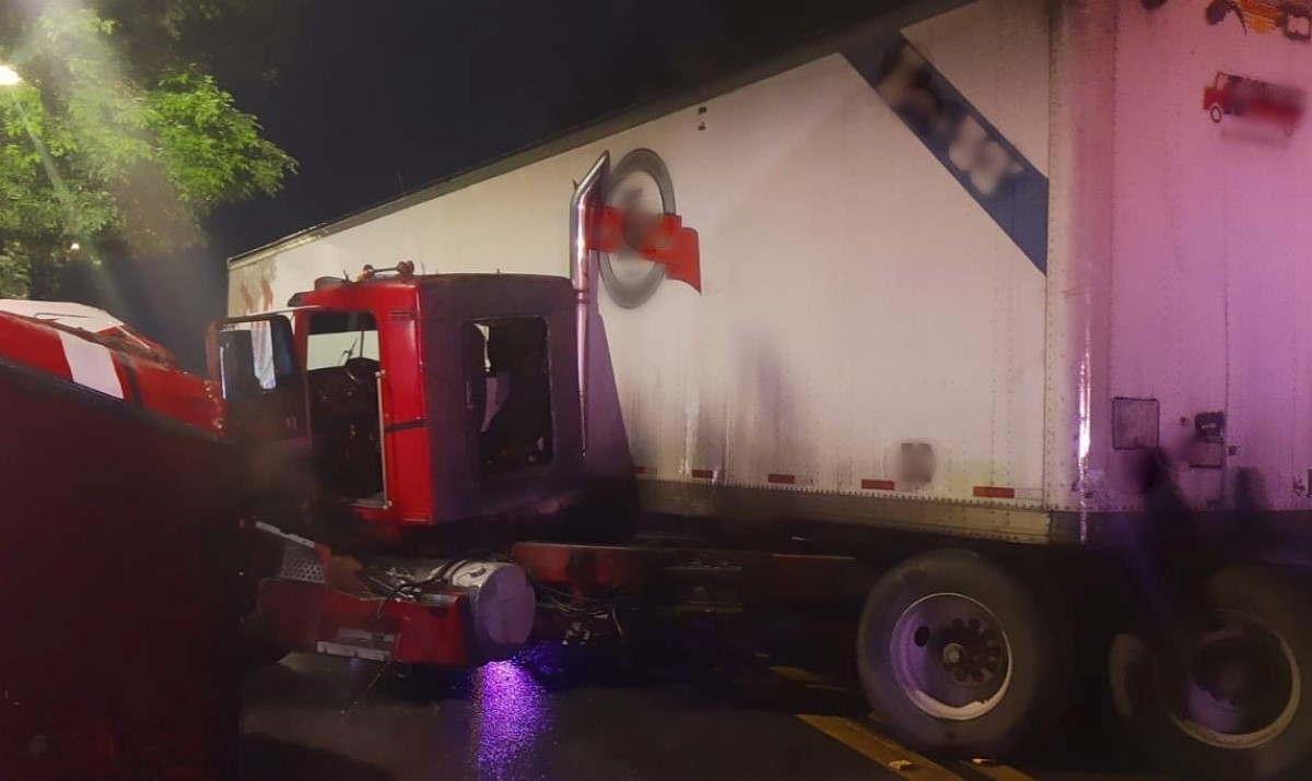 El tráiler chocó contra el muro en el kilómetro 19 de la México-Cuernavaca. | Twitter @GN_Carreteras