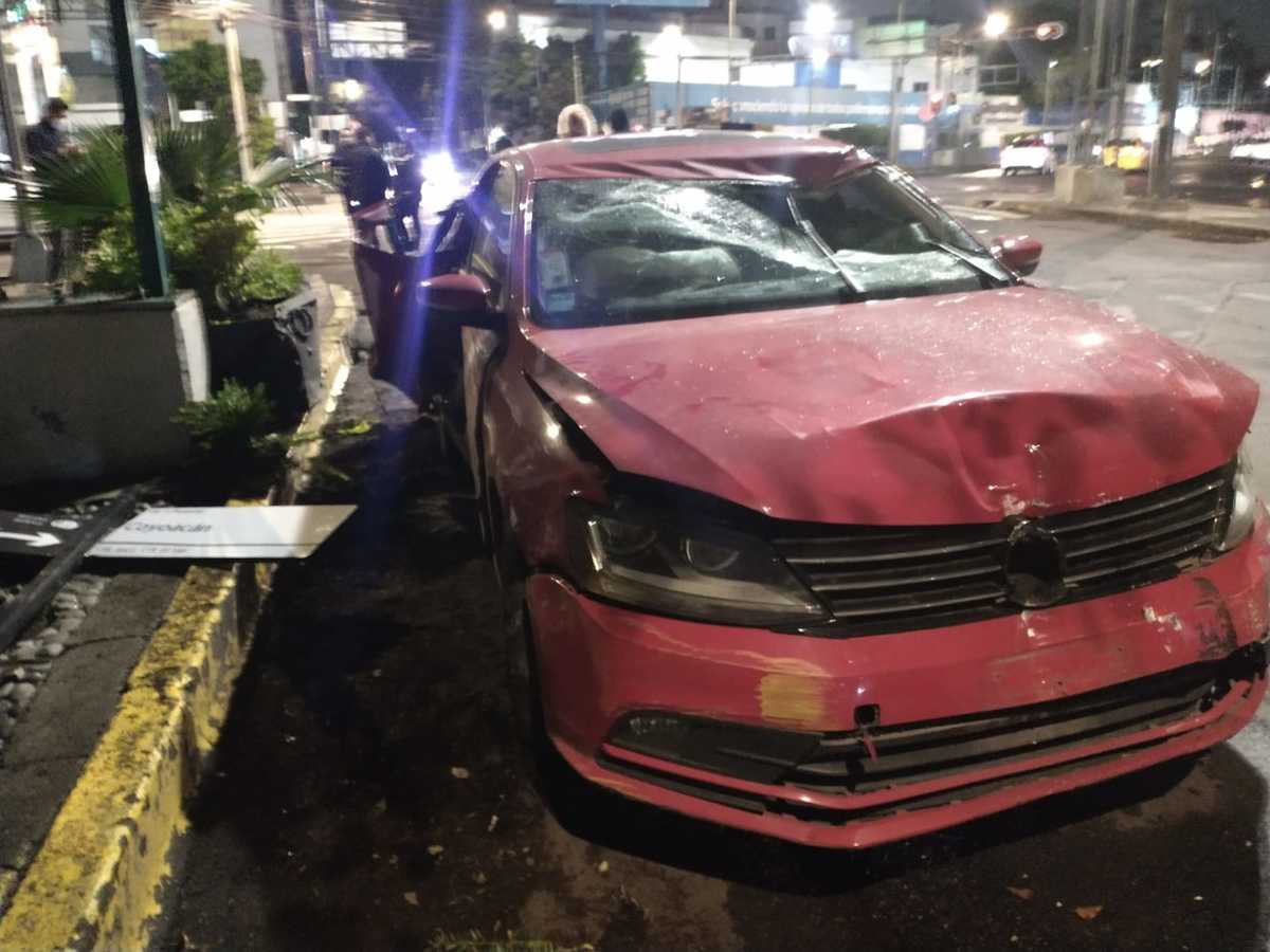 Vehículo conducido bajo los efectos del alcohol choca contra jardinera
