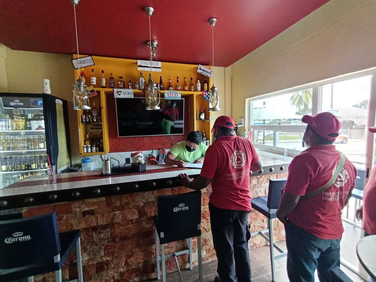 Tras aumento de contagios por covid-19, cierran negocios en Ometepec, Guerrero. (Javier Trujillo).