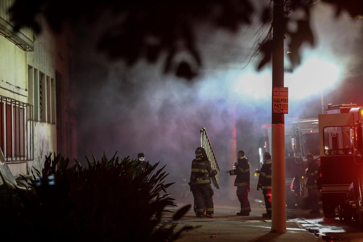 Decenas de bomberos consiguieron controlar el incendio. (EFE)