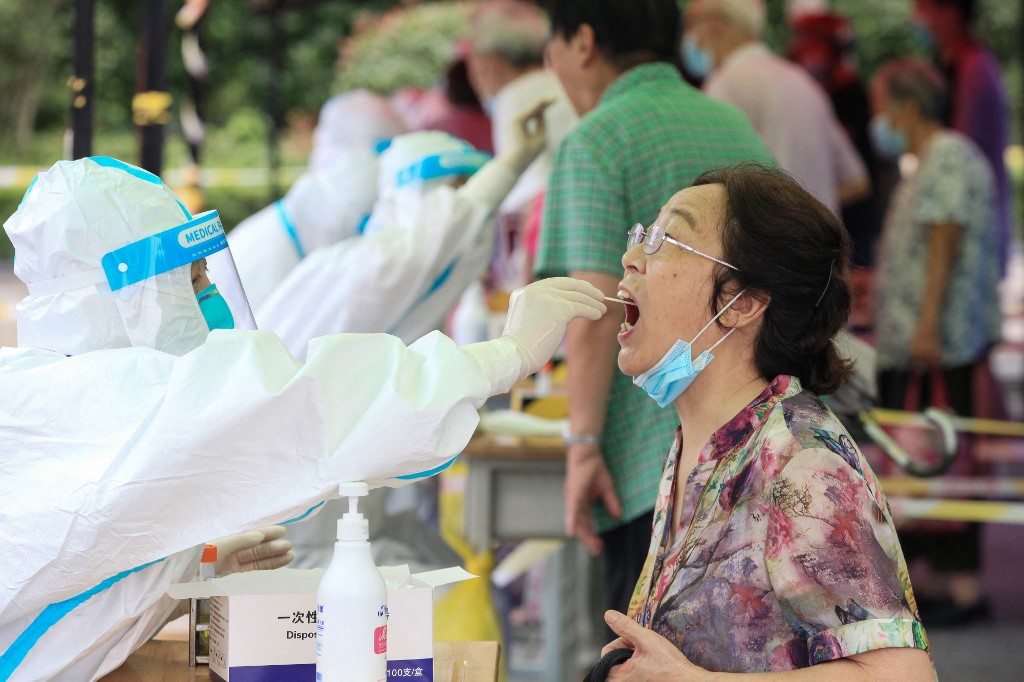 Alrededor de 206 infecciones en China fueron vinculadas al repunte en la ciudad de Nanjing. (AFP)