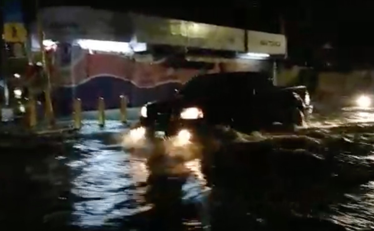 La lluvia azotó desde antes de las 17:00 horas. | Iván Carmona