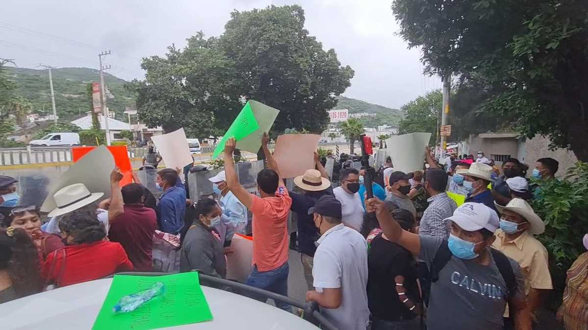 Militantes de Morena protestan en Chilpancingo por supuesto fraude electoral. (Rogelio Agustín).