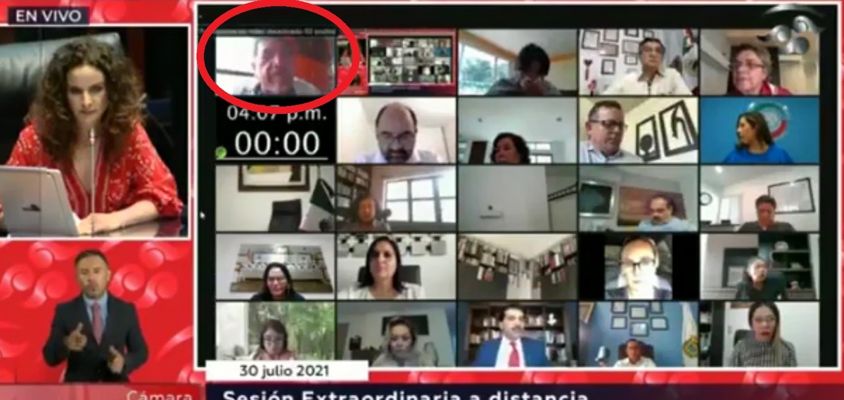 El senador emitió su voto como el resto de los legisladores. (Captura)