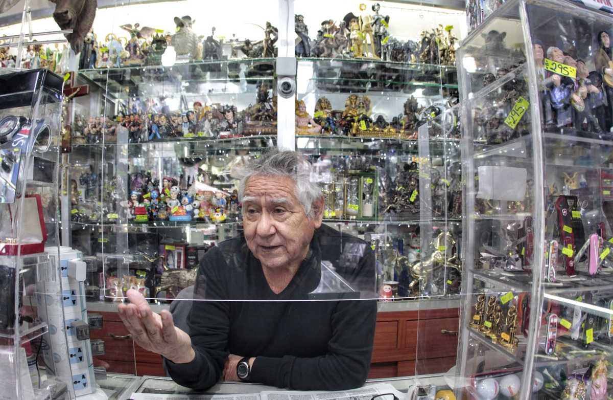 Señor Gómez, dueño de la tienda de novedades 'La Plaza' | Melanie Torres