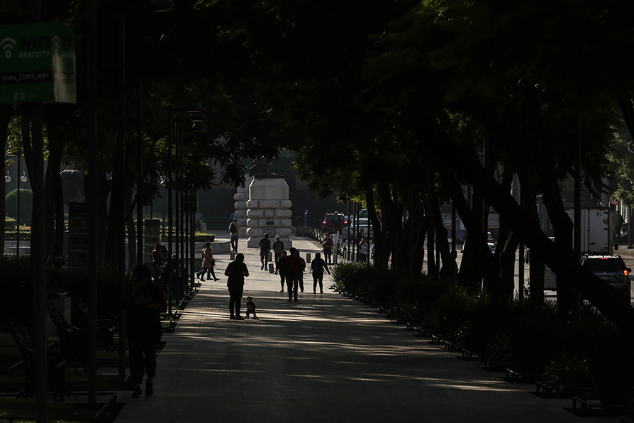 Ciudadanos recorren el parque desde muy temprano para llegar a sus trabajos. | Octavio Hoyos