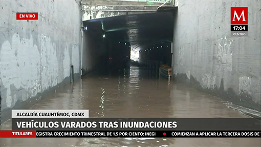 Vehículos varados tras inundación en alcaldía Cuauhtemoc