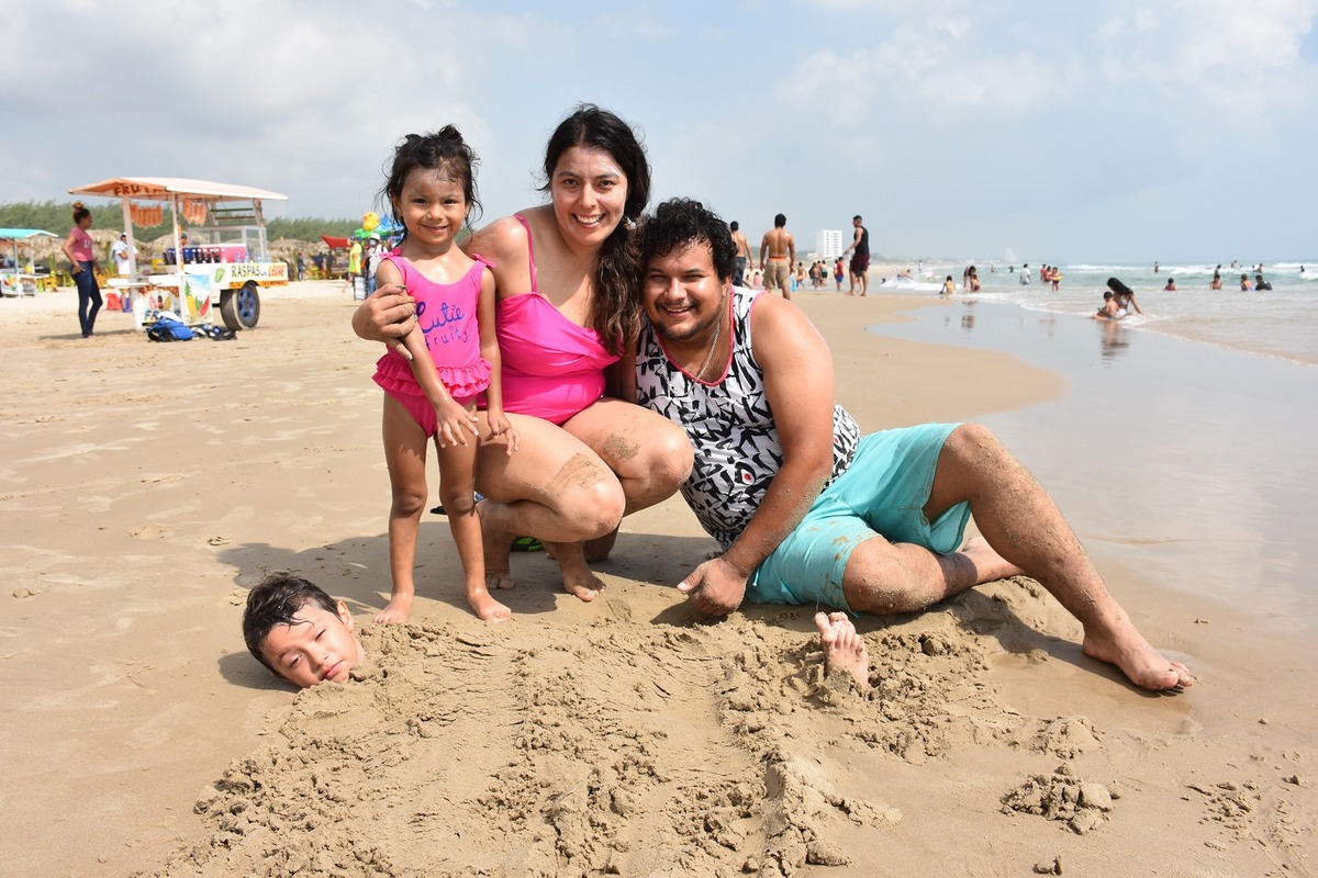 Visitantes a Playa Miramar en Ciudad Madero, Tamaulipas.