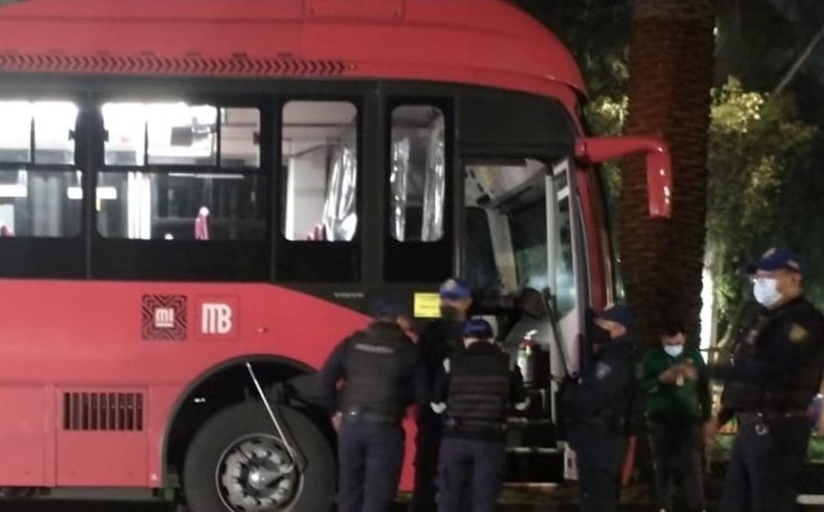 El hombre fue atropellado cuando caminaba en el carril confinado del Metrobús. | Enrique Luna