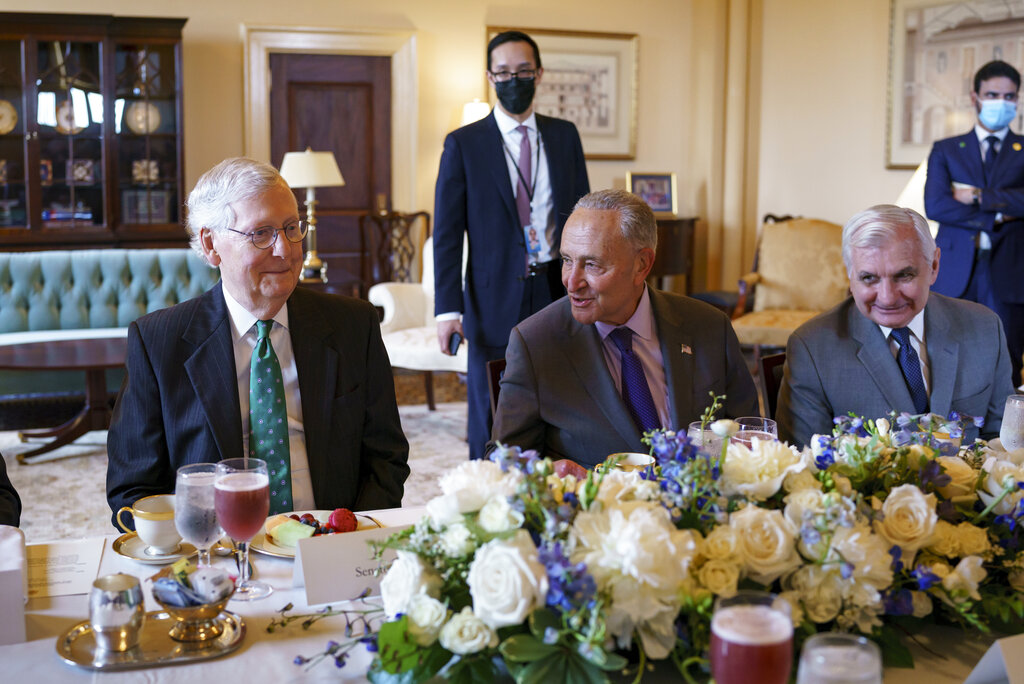 Los líderes del Senado de EU, el republicano Mitch McConnell (izq.) y el demócrata Chuck Schumer (der.) | AP