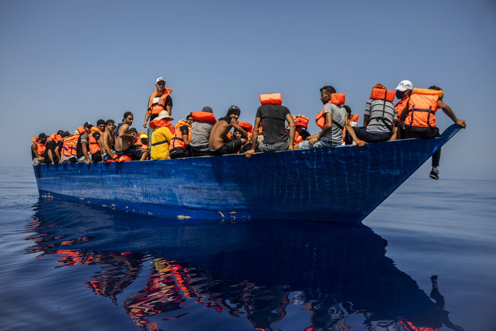 Los migrantes africanos suele cruzar en balsas el Mediterráneo para llegar a Europa. (AFP)