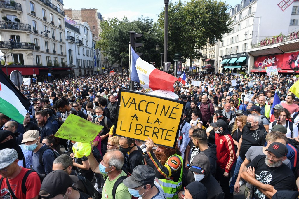 Miles de personas salieron contra la imposición del pase sanitario en Francia. (AFP)