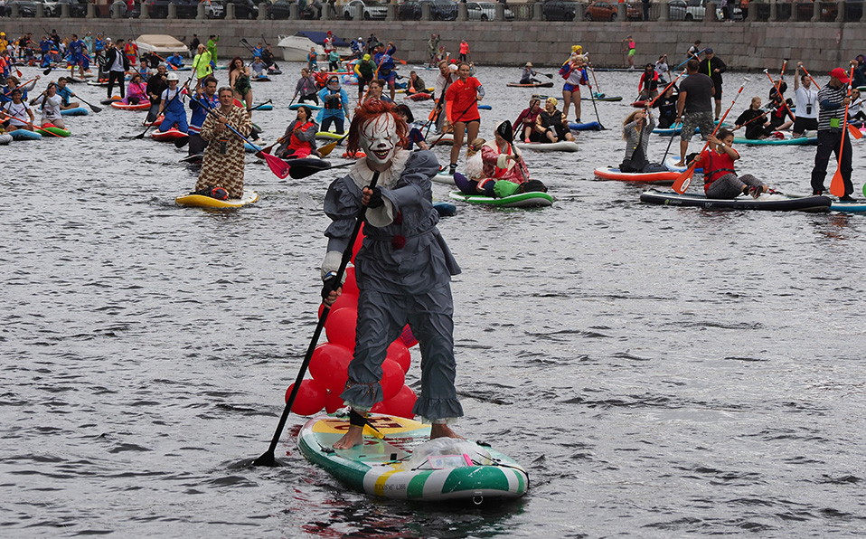 Participan miles de personas utilizando disfraces. | AP