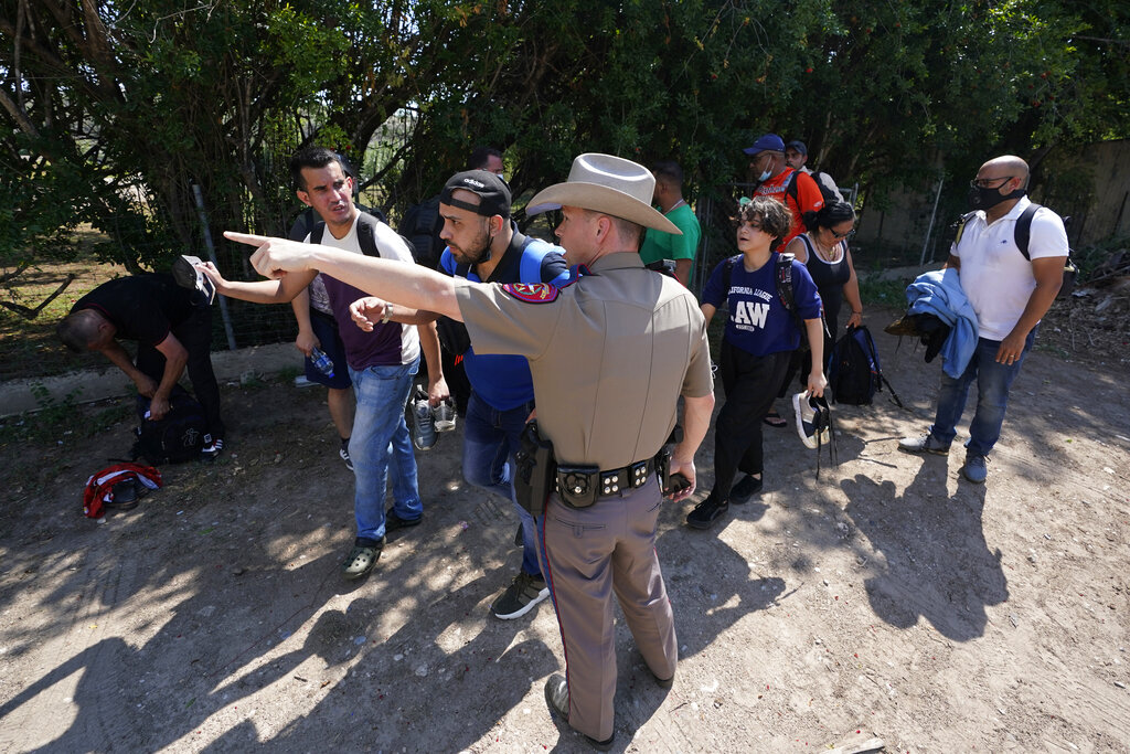 Los policías de Texas pueden enviar los vehículos de vuelta a su punto de origen o llevarlos a un depósito. (AP)