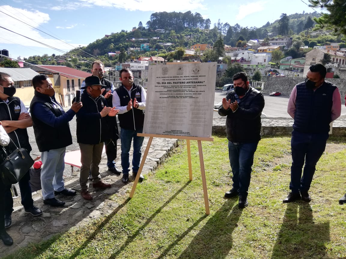 Autoridades y empresarios en Mineral del Monte develaron la placa al pastero. (Elizabeth Hernández)