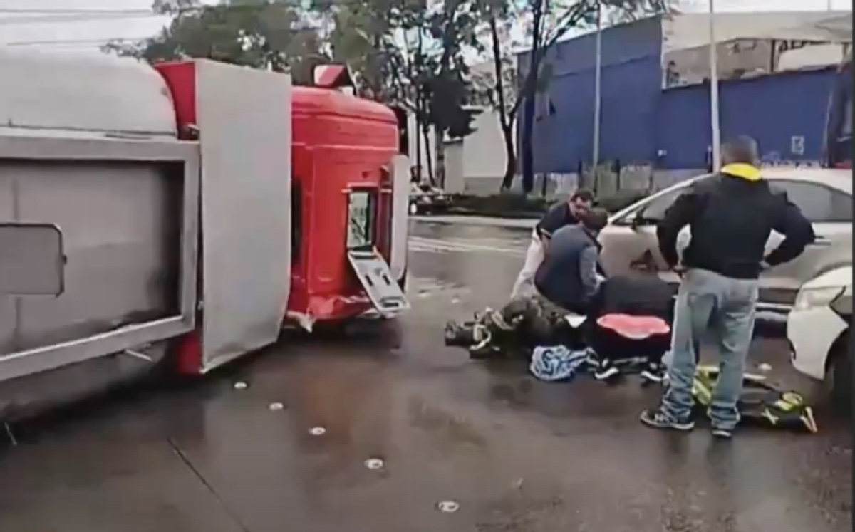 El camión de bomberos revolcó cuando se dirigía a un incendio en una fábrica de colchones en colonia Santa Rosa. (Captura)