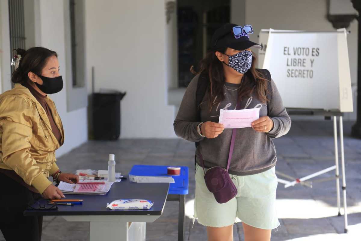 Ciudadanos acuden a participar en la Consulta Ciudadana | Andrés Lobato