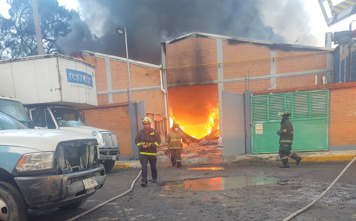 El reporte del incendio se recibió a las 7:40 horas. (Especial)