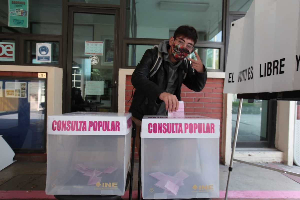 Funcionarios están ayudando a las personas para informarles el lugar donde emitir la papeleta. | Jesús Quintanar