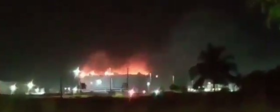 El incendio habría sido provocado por la caída de un rayo. (Twitter)