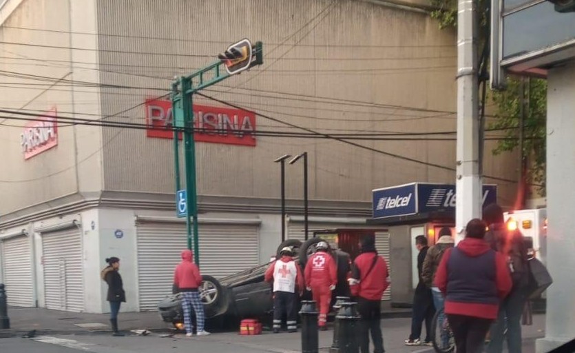 La circulación se vio afectada tras el accidente. (Especial)
