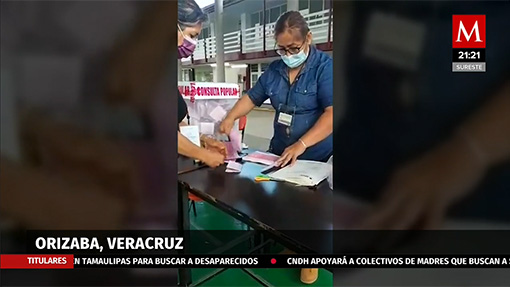 Mesa receptora rellena boletas en Orizaba, Veracruz