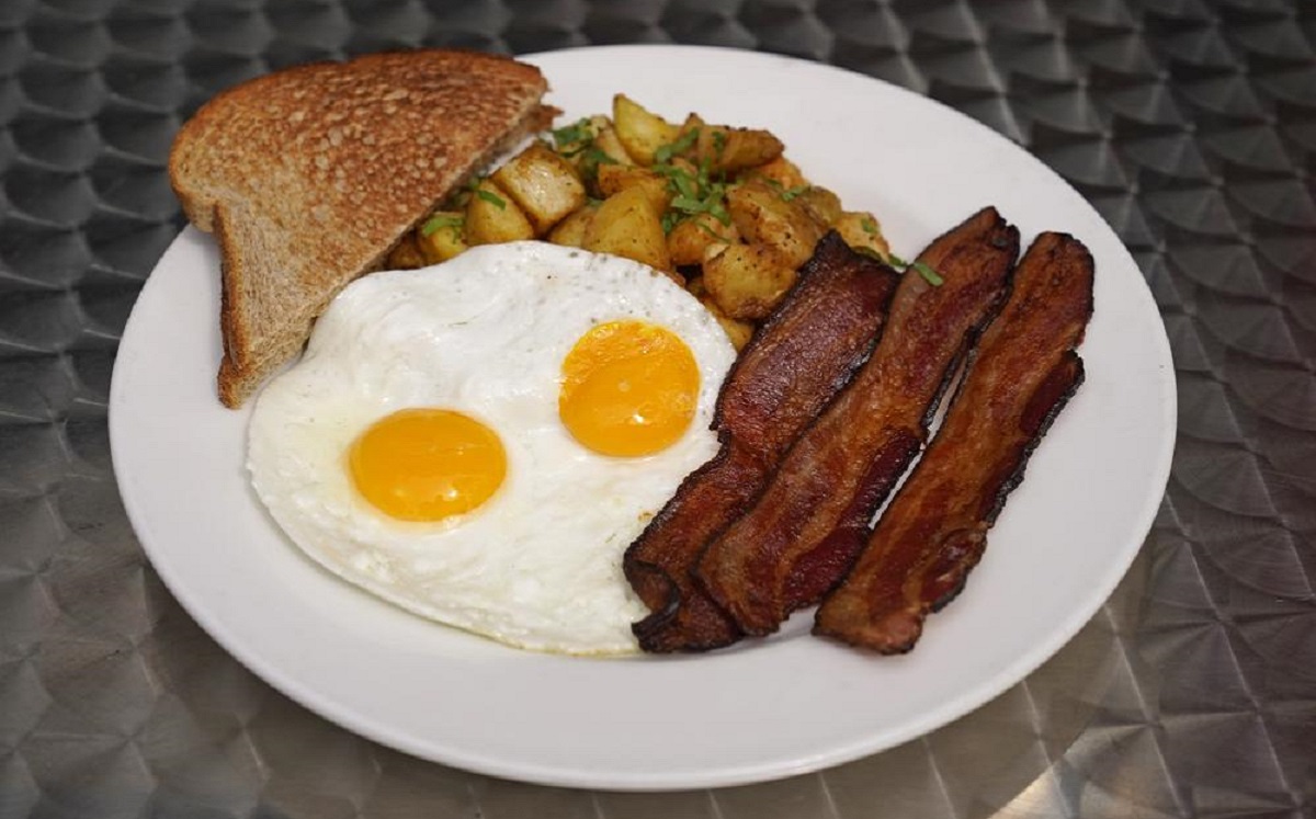 El popular desayuno de tocino con huevos sería difícil de conseguir en algunos meses. (AP)