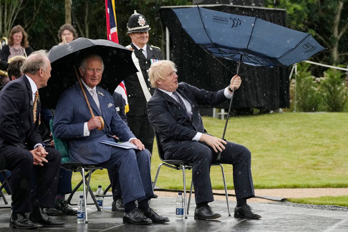 Boris Johnson, primer ministro británico, luchando contra un paraguas. | Reuters