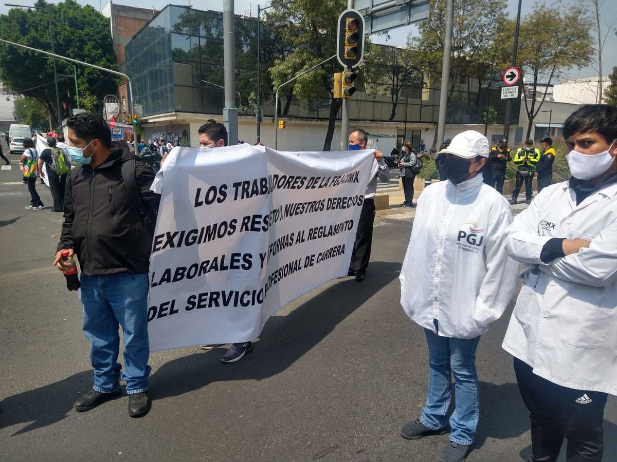 Los empleados cerraron el paso en avenida Gabriel Hernández y Doctor Río de la Loza. (César Velázquez)