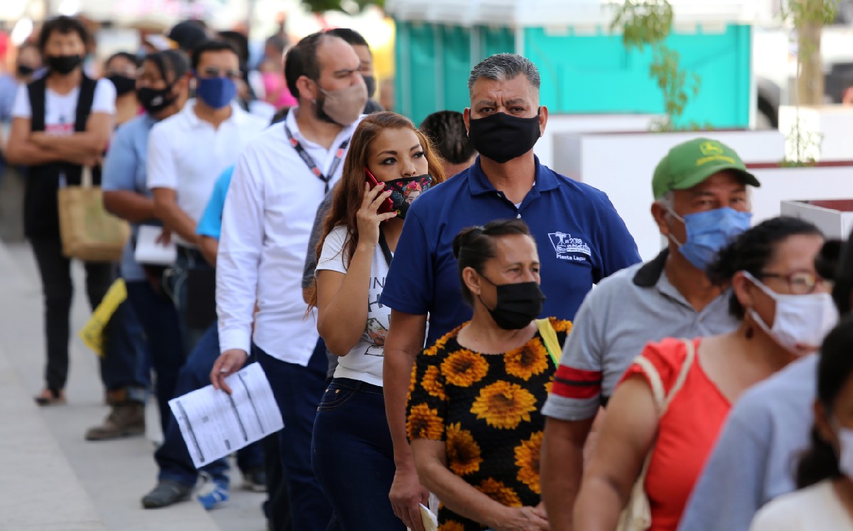 Fila de vacunación contra el covid en La Laguna. (Mauricio Román)