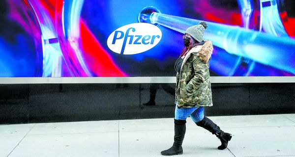 Los grupos van a generar decenas de miles de millones de dólares en ingresos este año con sus productos anticovid. C. Allegri/Reuters