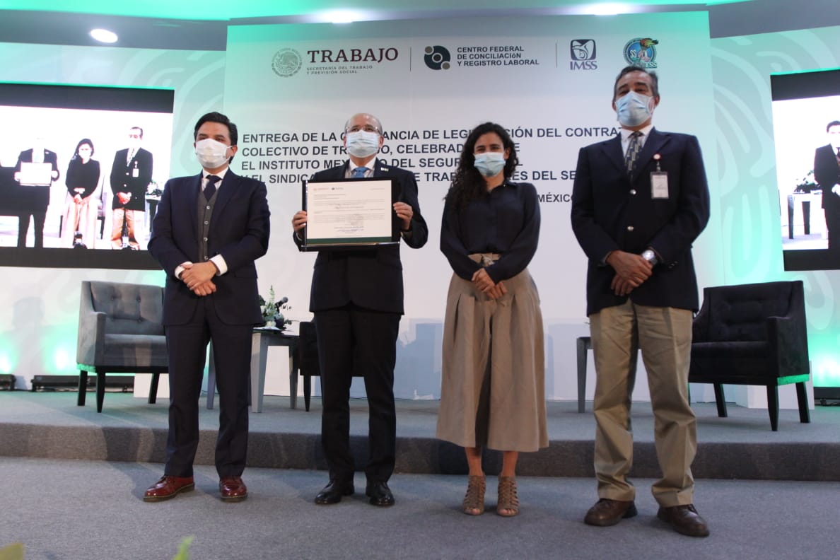 IMSS entregan constancia sobre contrato colectivo de trabajo.