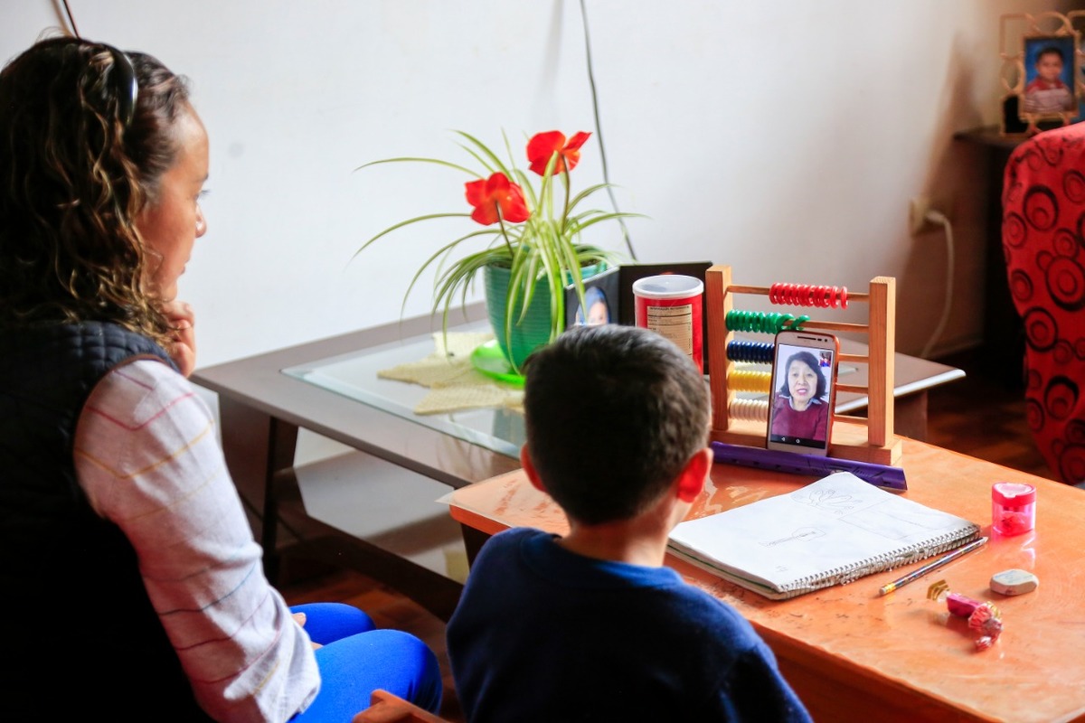 Una madre de familia acompaña a su hijo durante clases virtuales | Andrés Lobato