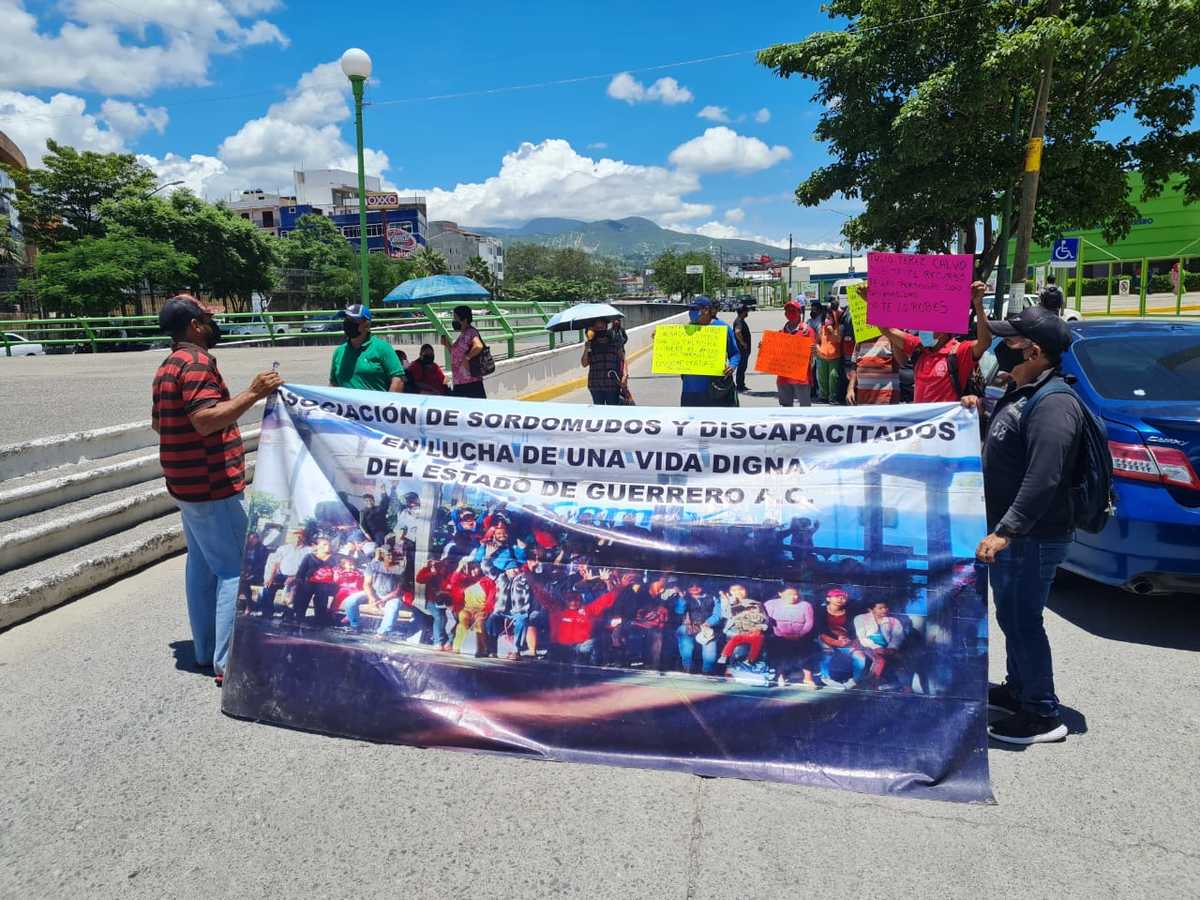 Los protestantes exigen el pago de sus mensualidades, pues muchos de ellos cuentan solo con ese apoyo económico. (Rogelio Agustín)