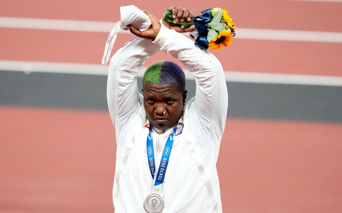 Raven Saunder realiza un gesto en el podio de Tokio 2020 (EFE)