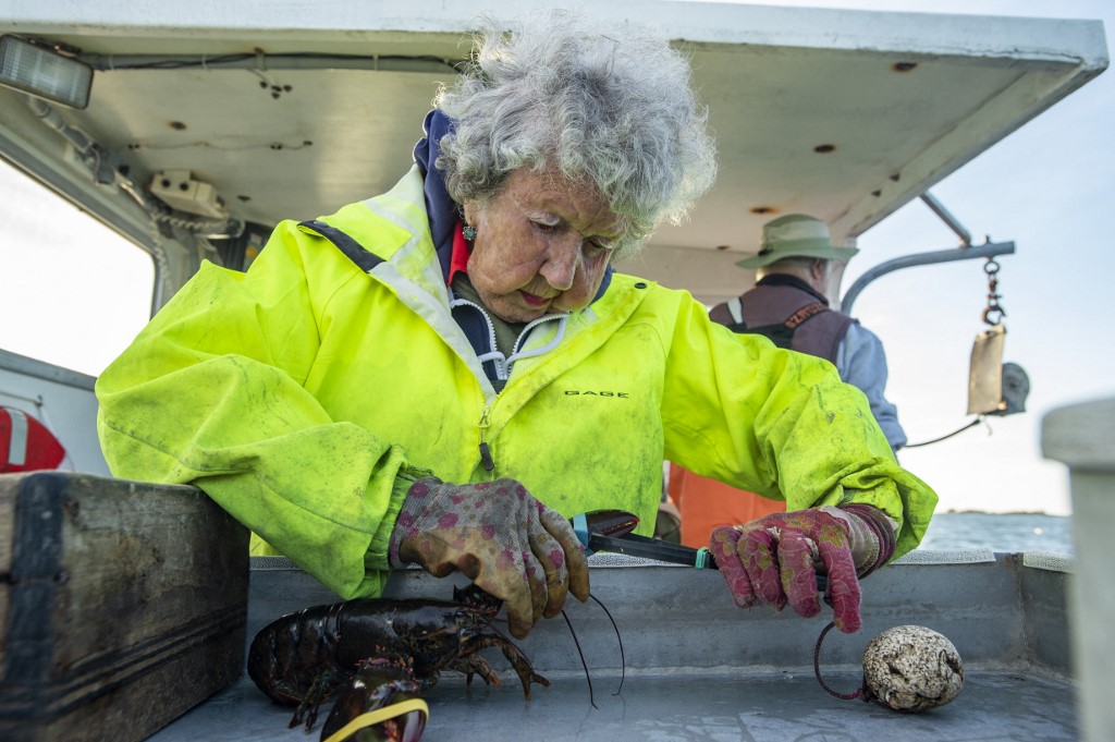 Virginia Oliver sigue pescando langostas a sus 101 años en las costas de Maine. (AP)