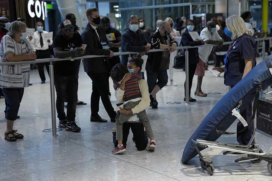 Las aerolíneas británicas y las compañías de vacaciones esperan un auge de los viajes a fines del verano. | AP