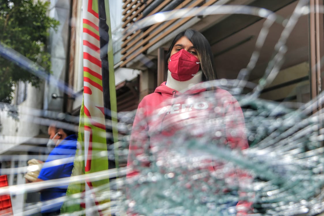 Andrea Martinez muestra los daños al parabrisas de su vehículo luego de ser agredida | Andrés Lobato